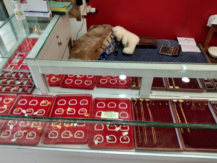 Bhutan shopping guide — 10+ best Bhutan souvenirs, gifts & must things