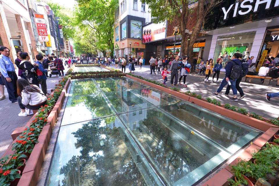 guangzhou-china-apr-02-2017-the-beijing-road-in-guangzhou-on-april-02-2017-famous-shopping-street-with-many-shops-and-restaurants-along-the-road-free-photo