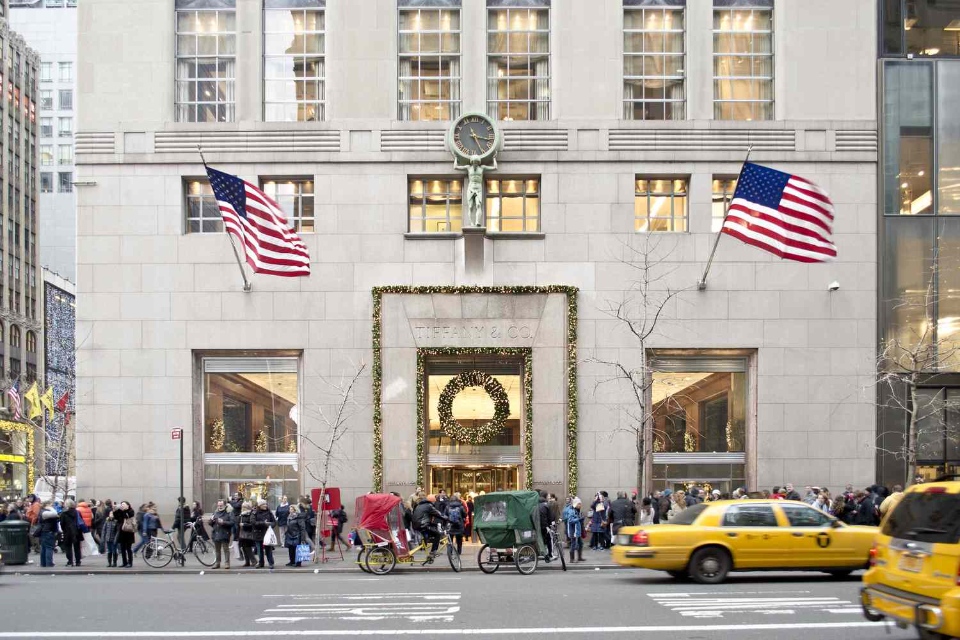 tiffany—co–fifth-avenue-manhattan–christmas-time-458329997-5a903d55c064710037660ed3