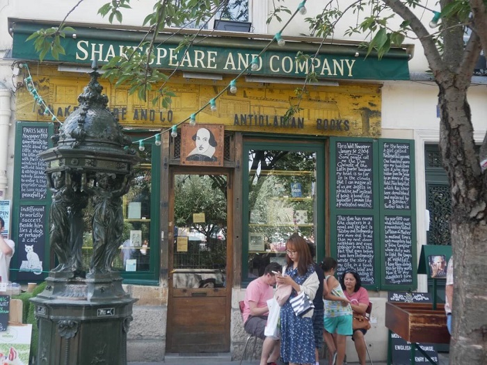 tourism shop in paris