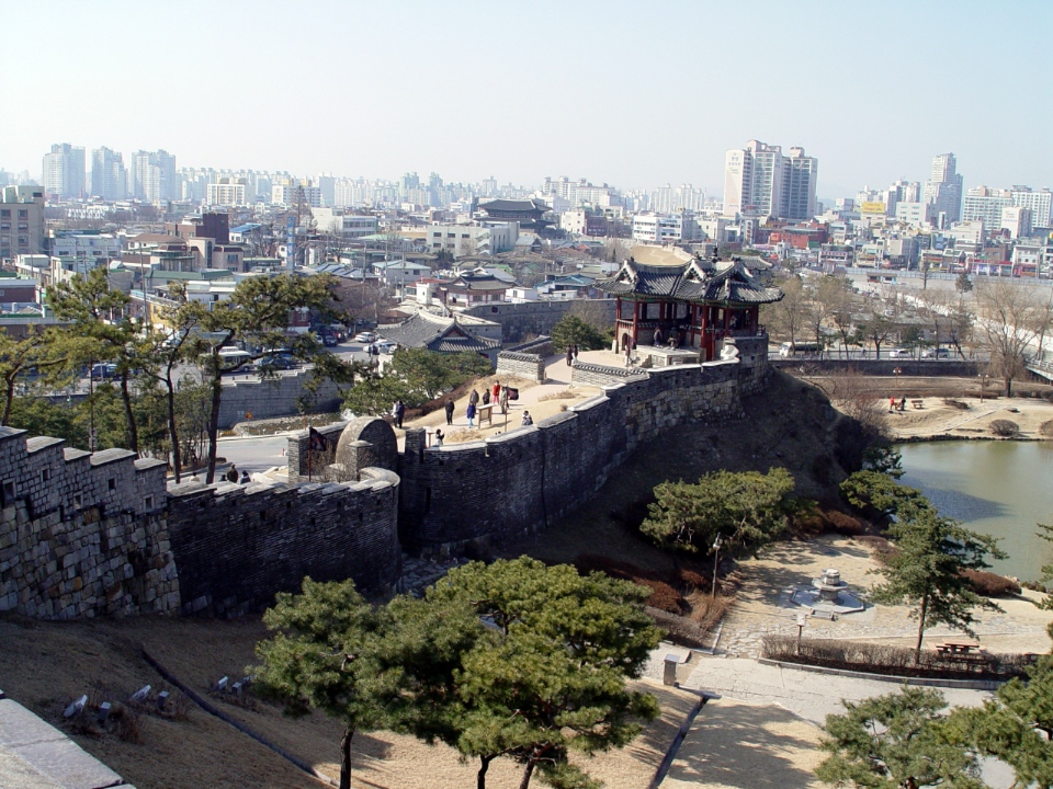 Hwaseong_Third_North_Secret_Gate_and_Dongbuk_Gangnu_-_2009-03-01