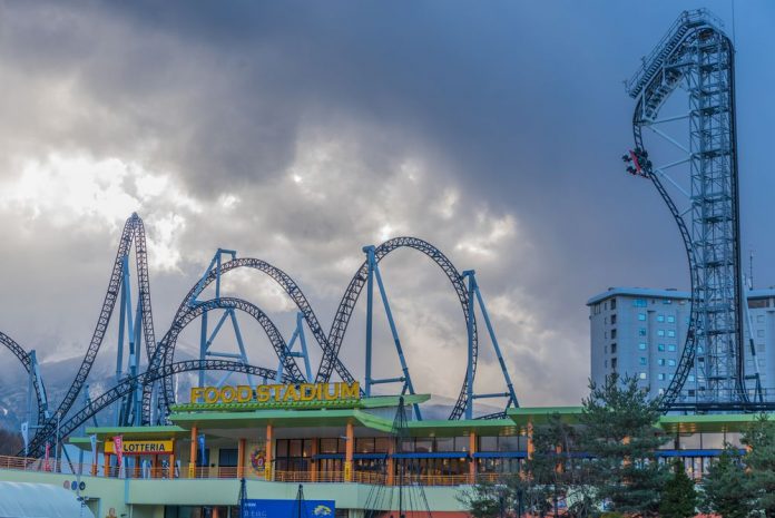 Takabisha-Roller-Coaster-o-Fuji-Highland-696×465