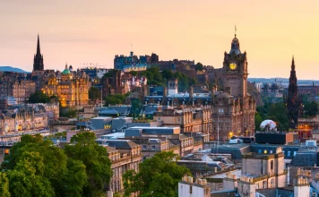 Edinburgh Travel Guide & a 3-Day Itinerary in Scotland’s Beautiful Capital