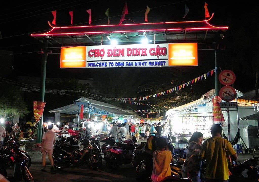 dinh cau market