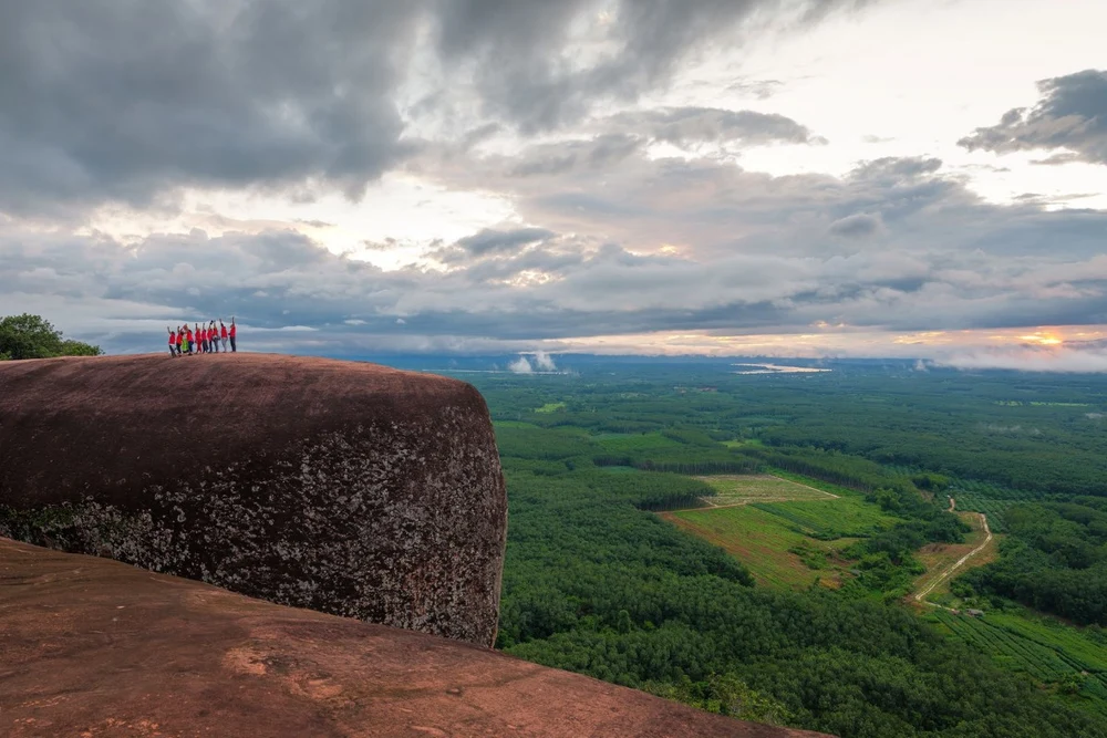 Hin Sam Wan – Conquering the Famous “Three Whale Rocks in Bueng Kan4